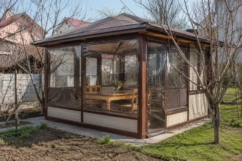Саяжай телімінде жұмсақ терезелері бар беседка, 3×3 м
